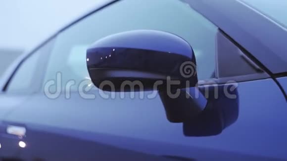 新深蓝色汽车的前镜视图演示文稿展示模型汽车冷色调视频的预览图