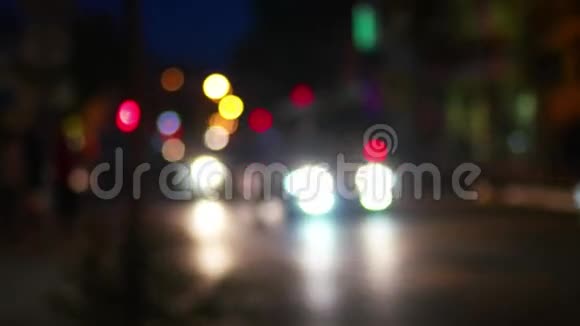城市生活中的夜晚散焦镜头视频的预览图