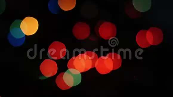 彩色灯光在黑色背景上闪烁潘潘视频的预览图