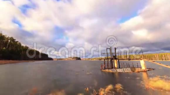 云层背景上的水坝时间流逝4K视频的预览图