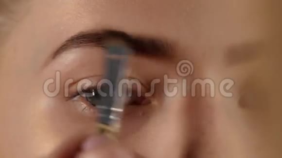 化妆师用画笔眉毛特写视频的预览图