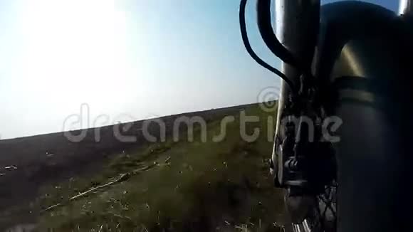 独特的低角度视角摩托车骑在乡村道路上视频的预览图