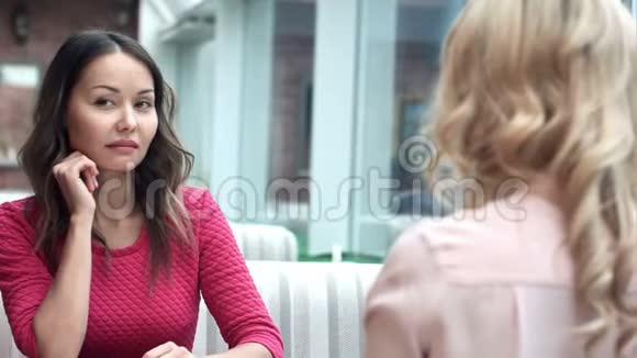 两个女人在咖啡馆开会视频的预览图