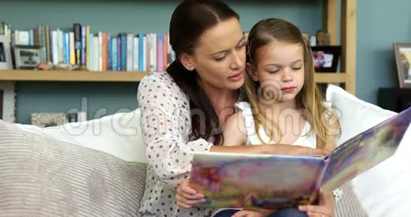 妈妈给女儿读故事视频的预览图