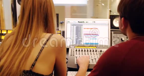 音频工程师使用声音混合器视频的预览图
