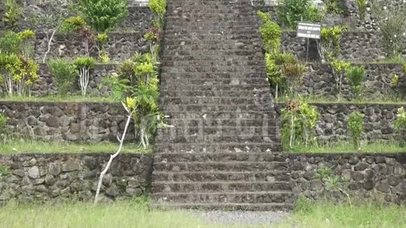 美丽的台阶在莱姆普阳寺夏季晴天巴厘岛印度尼西亚视频的预览图