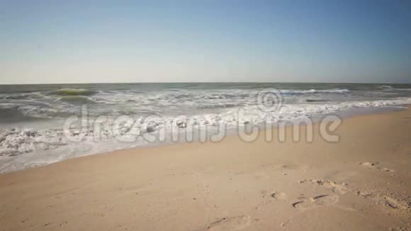 夏天蓝色的大海黄色的太阳和沙子视频的预览图
