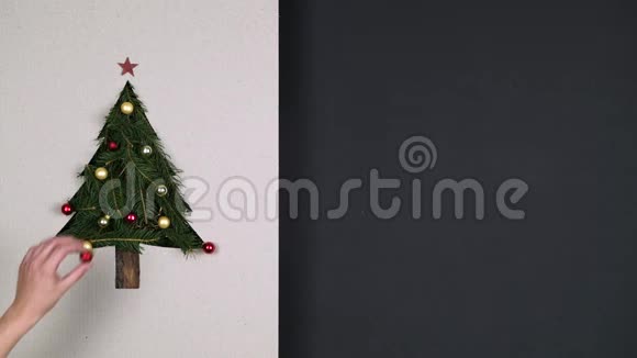 头顶上的人手在纸板上准备圣诞树松装饰闪烁的灯光快乐的圣诞和快乐的新事物视频的预览图
