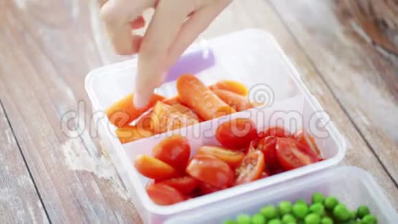 把带蔬菜的女人打开盒子视频的预览图