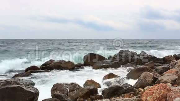 海浪溅起的石块很早就破开了视频的预览图