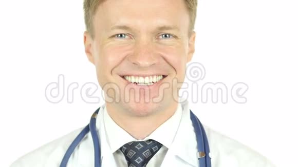 微笑医生在白色背景上的肖像视频的预览图