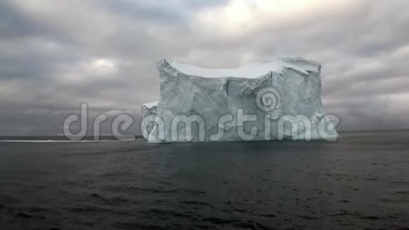 南极洲海洋中巨大独特的冰川冰山视频的预览图