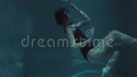 神秘的水下肖像一位穿着红色连衣裙的美丽年轻女子视频的预览图