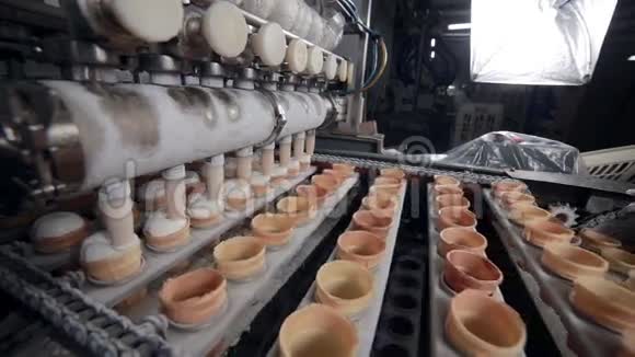 冰淇淋生产过程中的自动现代设备食品工厂输送机视频的预览图