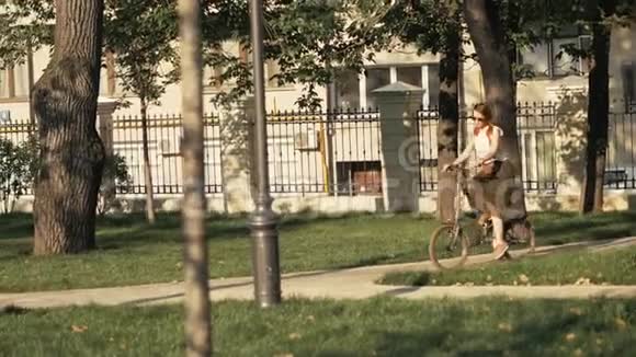 健身妇女骑自行车在城市公园夏天女子自行车公园视频的预览图