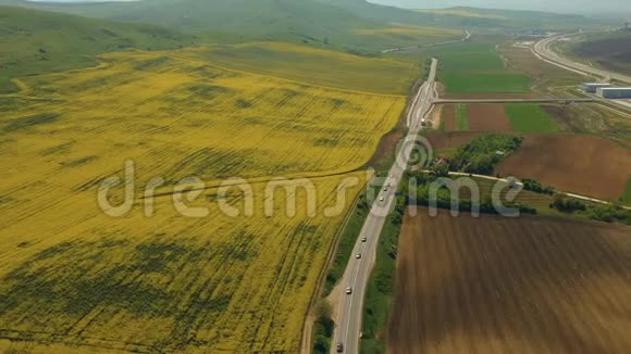 春田道路的鸟瞰图视频的预览图