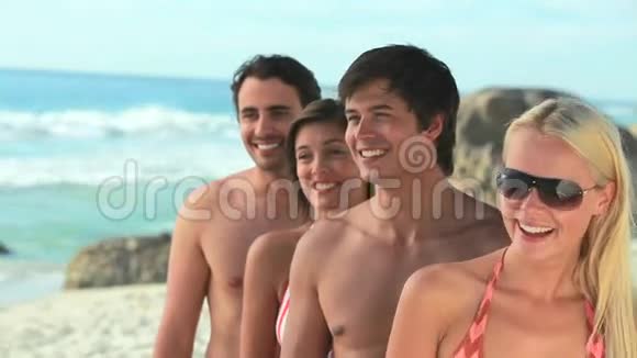 四个朋友微笑着摆姿势排队视频的预览图