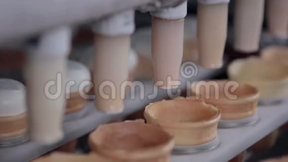 冰淇淋生产过程中的自动现代设备食品工厂输送机视频的预览图