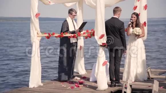 这对夫妇夏天在码头举行婚礼视频的预览图