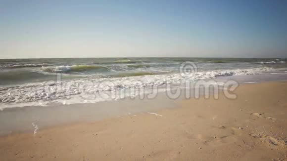 夏天蓝色的大海黄色的太阳和沙子视频的预览图