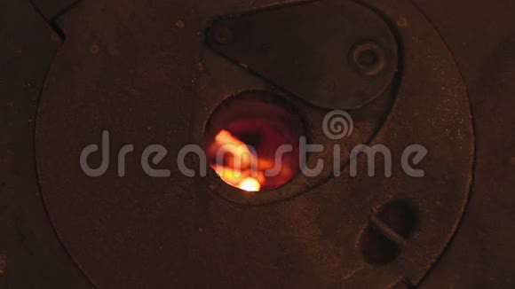 在老式炉子里烧木头视频的预览图