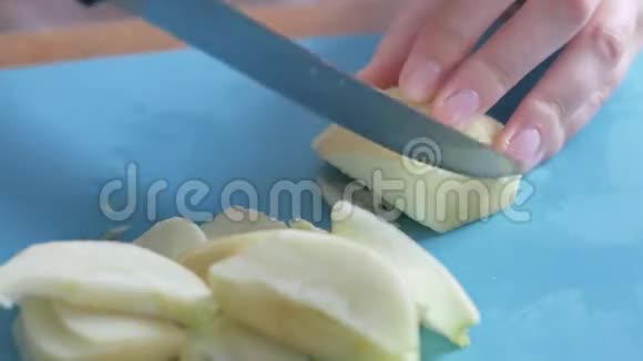 年轻女子切苹果厨房视频的预览图
