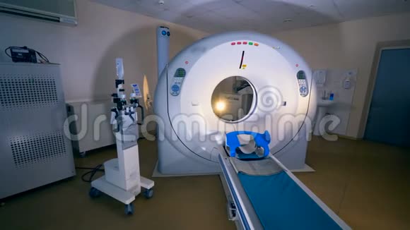 现代医院的磁共振成像MRI扫描仪视频的预览图