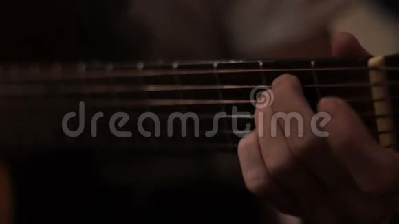 吉他演奏家演奏吉他弹弹吉他视频的预览图