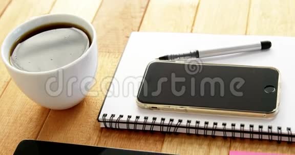 数码平板电脑咖啡日记手机笔和便签视频的预览图