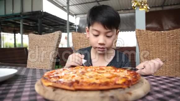 在餐馆吃披萨的亚洲小孩视频的预览图