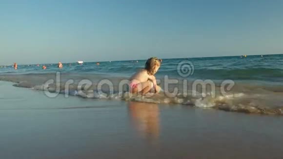 海滩上的小女孩视频的预览图