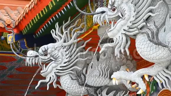中国寺庙中的龙像喷水视频的预览图