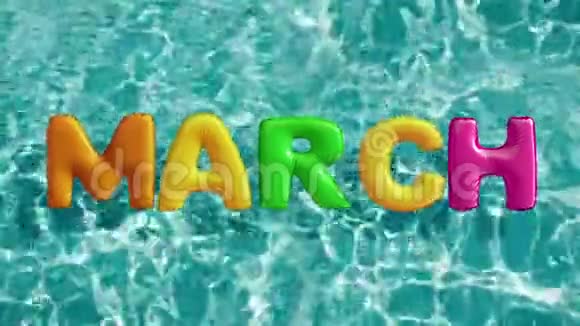 单词马克形状的充气游泳圈漂浮在清爽的蓝色游泳池视频的预览图