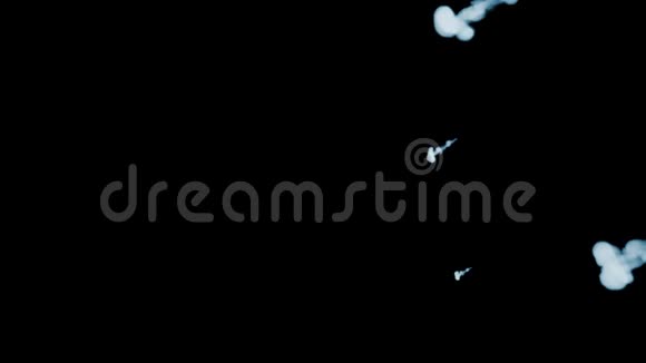 三维动画美丽的烟雾在黑色背景上的视觉效果与烟雾V25视频的预览图