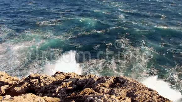 强烈的波浪撞击岩石视频的预览图