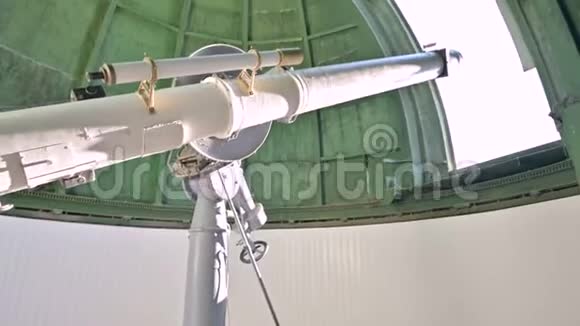一位在太阳天文台工作的太阳能日冕仪的专业工程师观察员正在使用望远镜科学视频的预览图