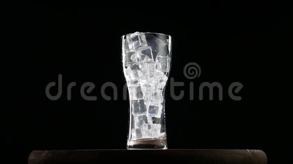 可乐倒在杯子里加冰一杯加冰块的冷可乐视频的预览图