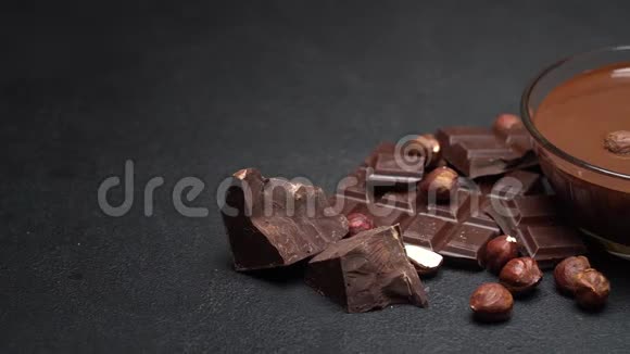 玻璃碗巧克力奶油或融化的巧克力巧克力和榛子视频的预览图