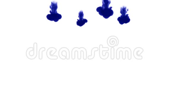 蓝墨水在白色背景上溶解在水中用Luma哑光3D渲染V8很多流视频的预览图