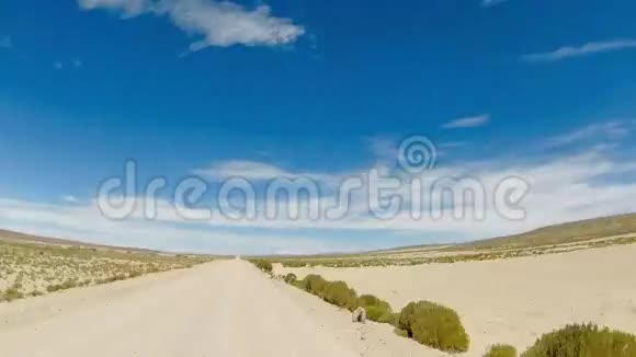 阿塔卡马沙漠越野车前景视频的预览图