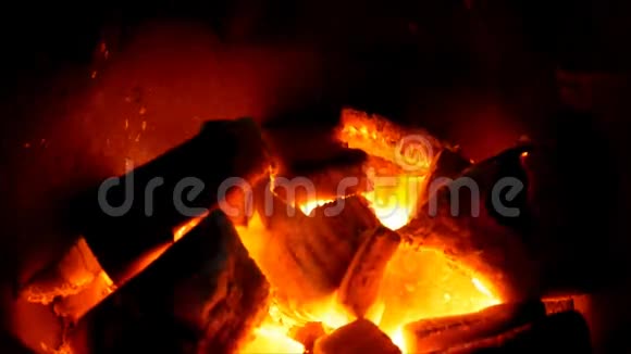 在炉子里烧木炭视频的预览图