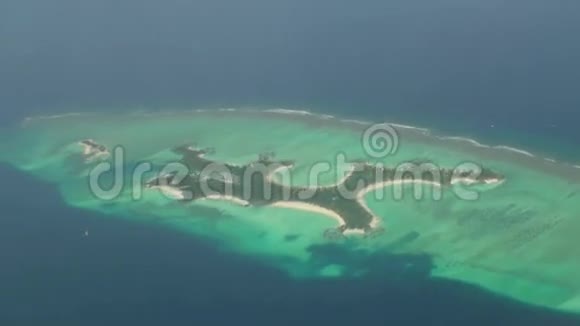 马尔代夫群岛从飞机窗口的鸟瞰图视频的预览图