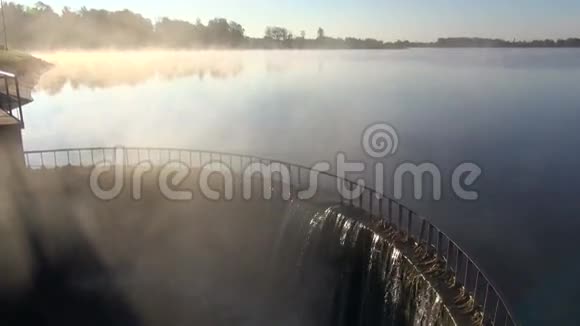 有水花的湖坝和早晨日出的雾视频的预览图