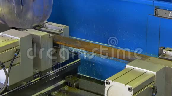 在工厂工业数控机床上钻孔金属铁视频的预览图