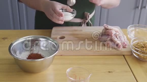 厨师正把香料洒进碗里视频的预览图