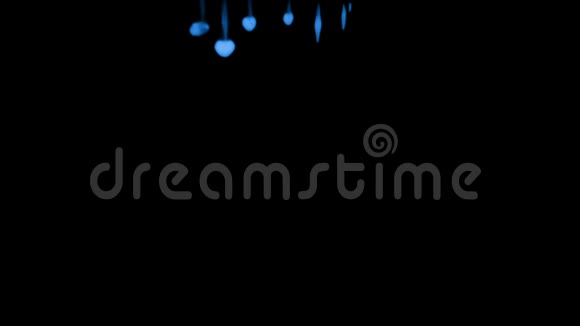 荧光蓝墨水溶解在水中的黑色背景与卢马哑光3D渲染V23很多流视频的预览图