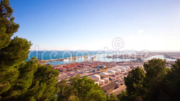 西班牙蒙特朱公园阳光港全景4k时间流逝巴塞罗那视频的预览图
