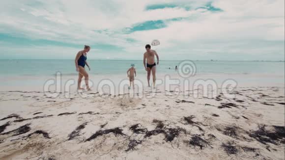 三口之家在沙滩上打球视频的预览图