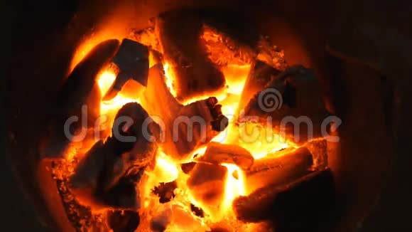 在炉子里烧木炭视频的预览图