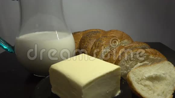 木制桌子上有面包牛奶和黄油接近高清视频的预览图
